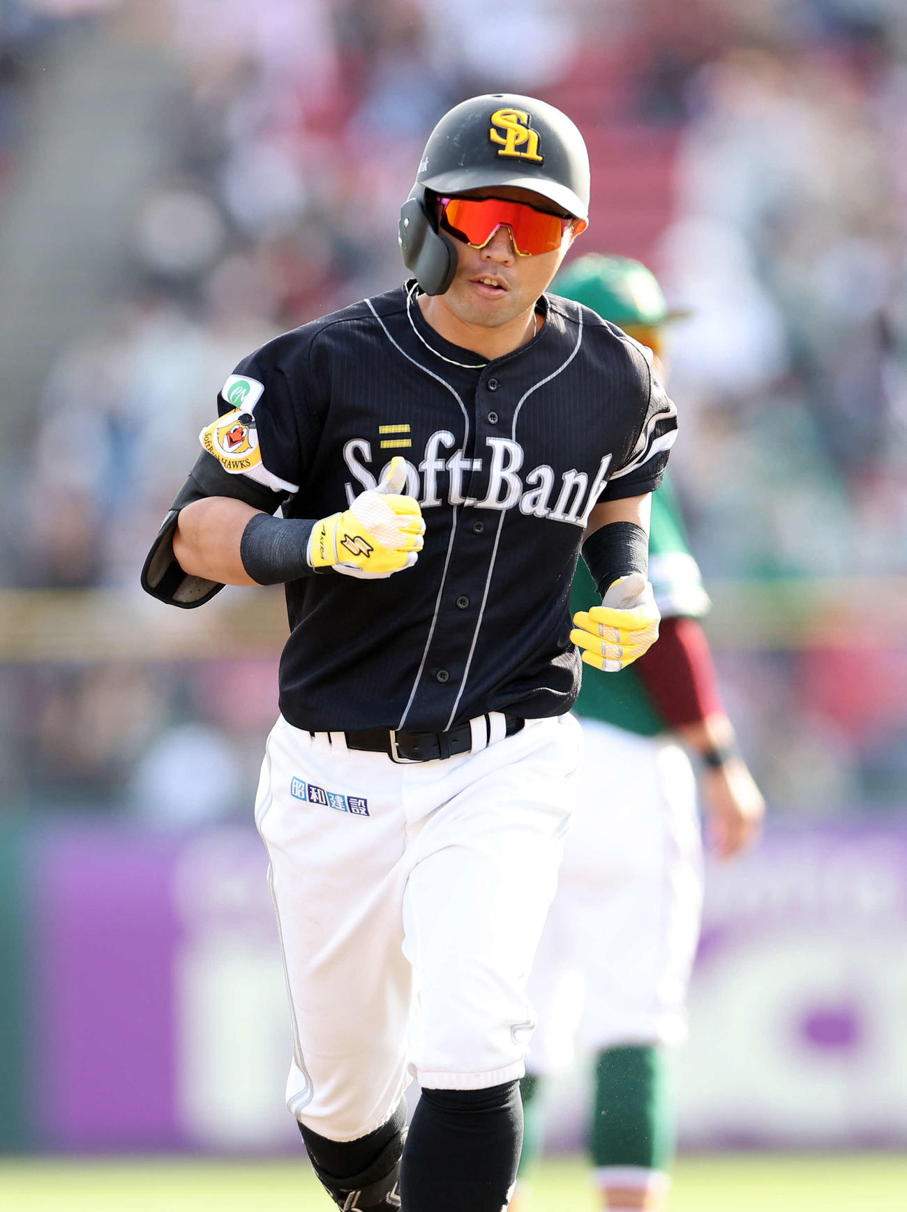 楽天対ソフトバンク　8回表ソフトバンク無死一塁、中村晃は右越え2点本塁打を放つ（撮影・鈴木正人）