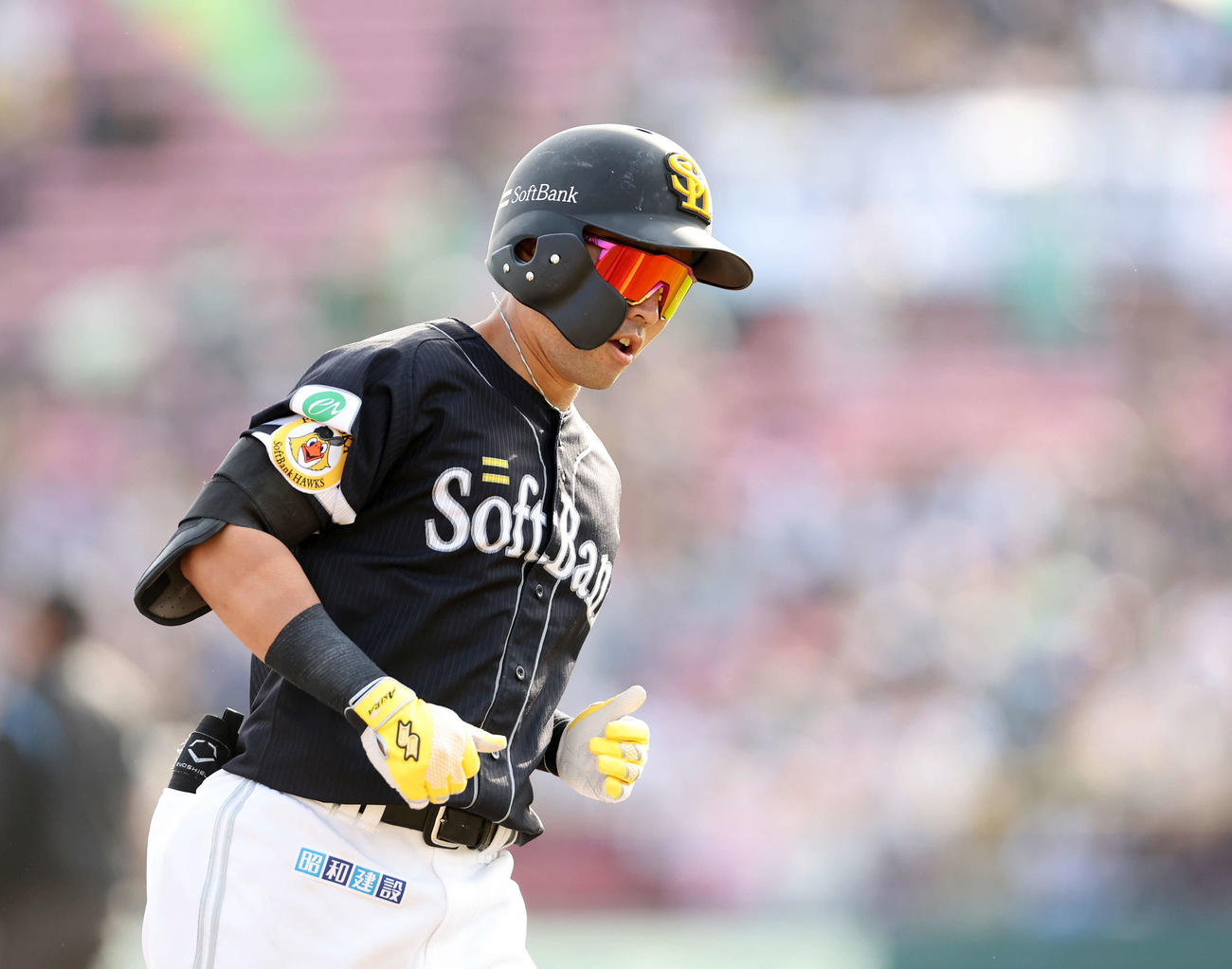 楽天対ソフトバンク　8回表ソフトバンク無死一塁、中村晃は右越え2点本塁打を放つ（撮影・鈴木正人）