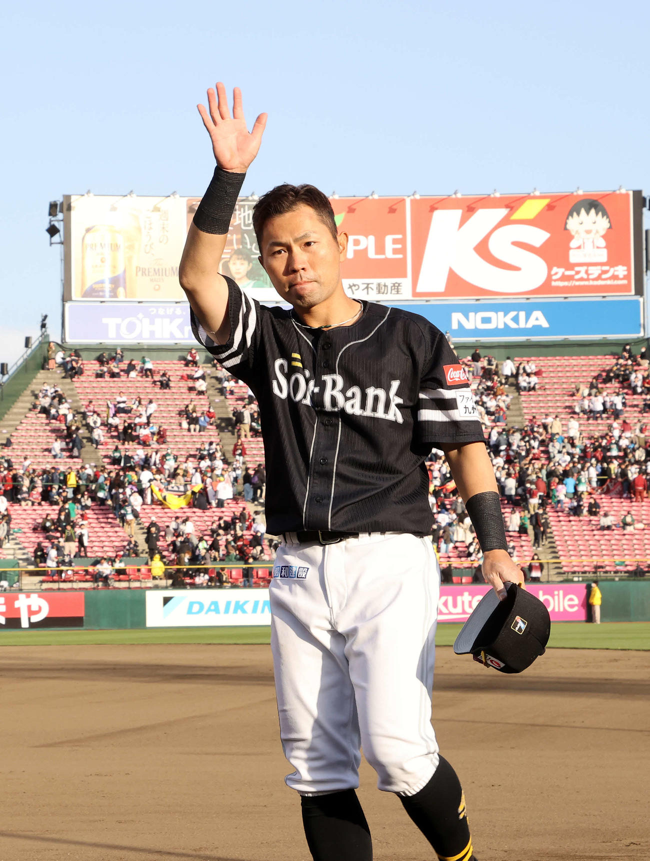 楽天対ソフトバンク　勝利しファンに手を振るソフトバンク中村晃（撮影・鈴木正人）