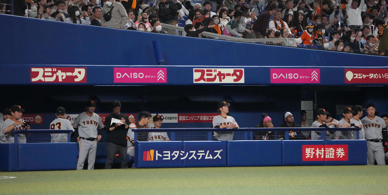 中日に敗れグラウンドを見つめる原監督（左から3人目）ら巨人ナイン（撮影・森本幸一）
