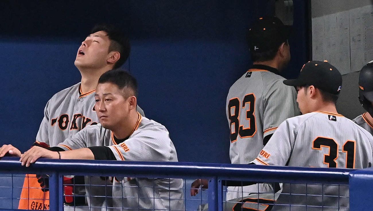中日対巨人　試合に敗れベンチ裏へ引き揚げる巨人原監督（左から3人目）。左から岡本和、中田翔、1人おいて赤星（撮影・滝沢徹郎）