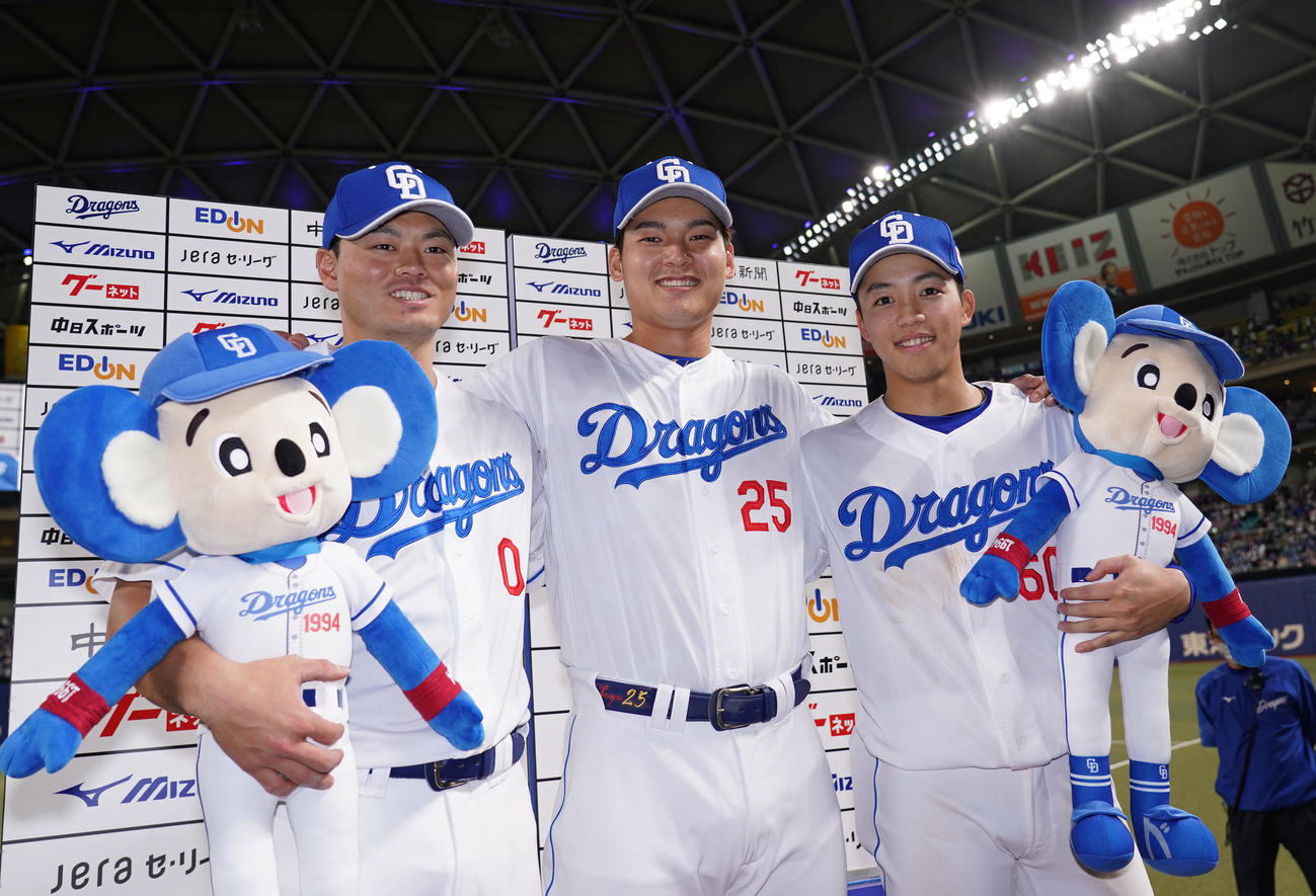 中日対巨人　お立ち台でポーズを決める、左から細川、石川昂、岡林（撮影・森本幸一）
