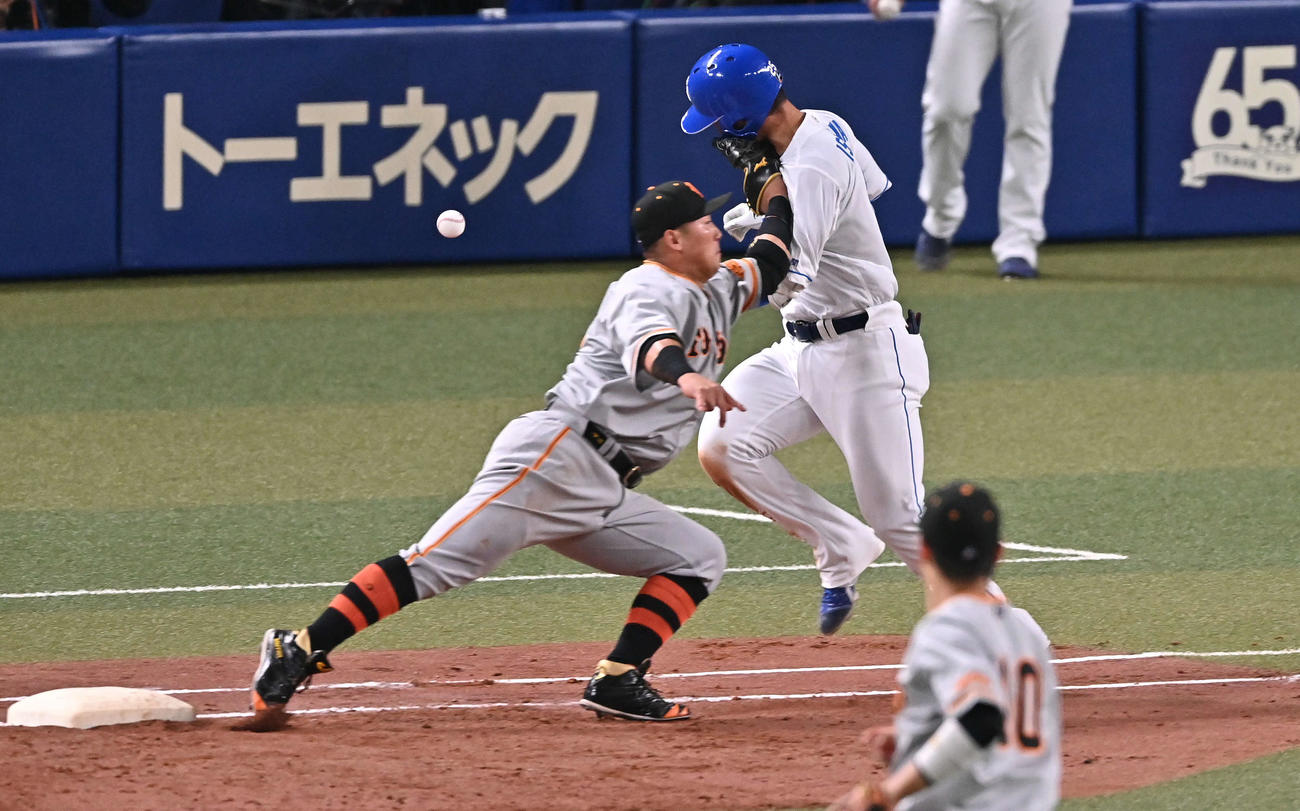 中日対巨人　2回裏中日2死三塁、三塁内野安打を放った石川昂（右）は一塁手中田翔と交錯する（撮影・滝沢徹郎）