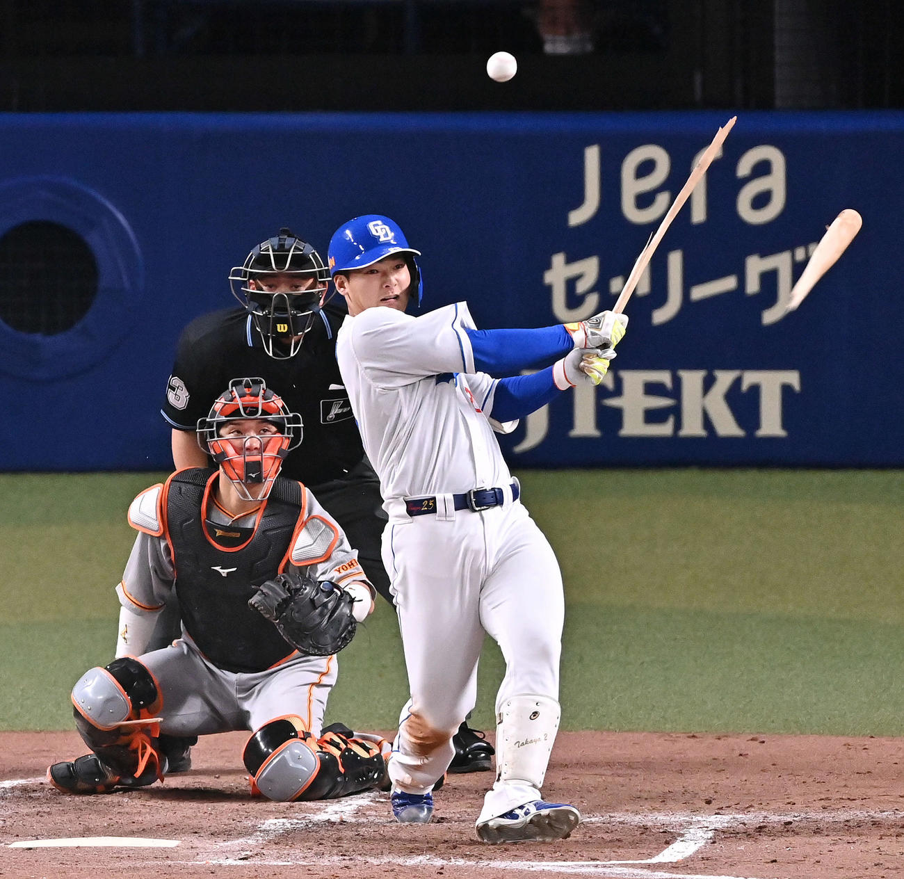 中日対巨人　2回裏中日2死三塁、石川昂はバットを折られながら三塁適時内野安打を放つ（撮影・滝沢徹郎）