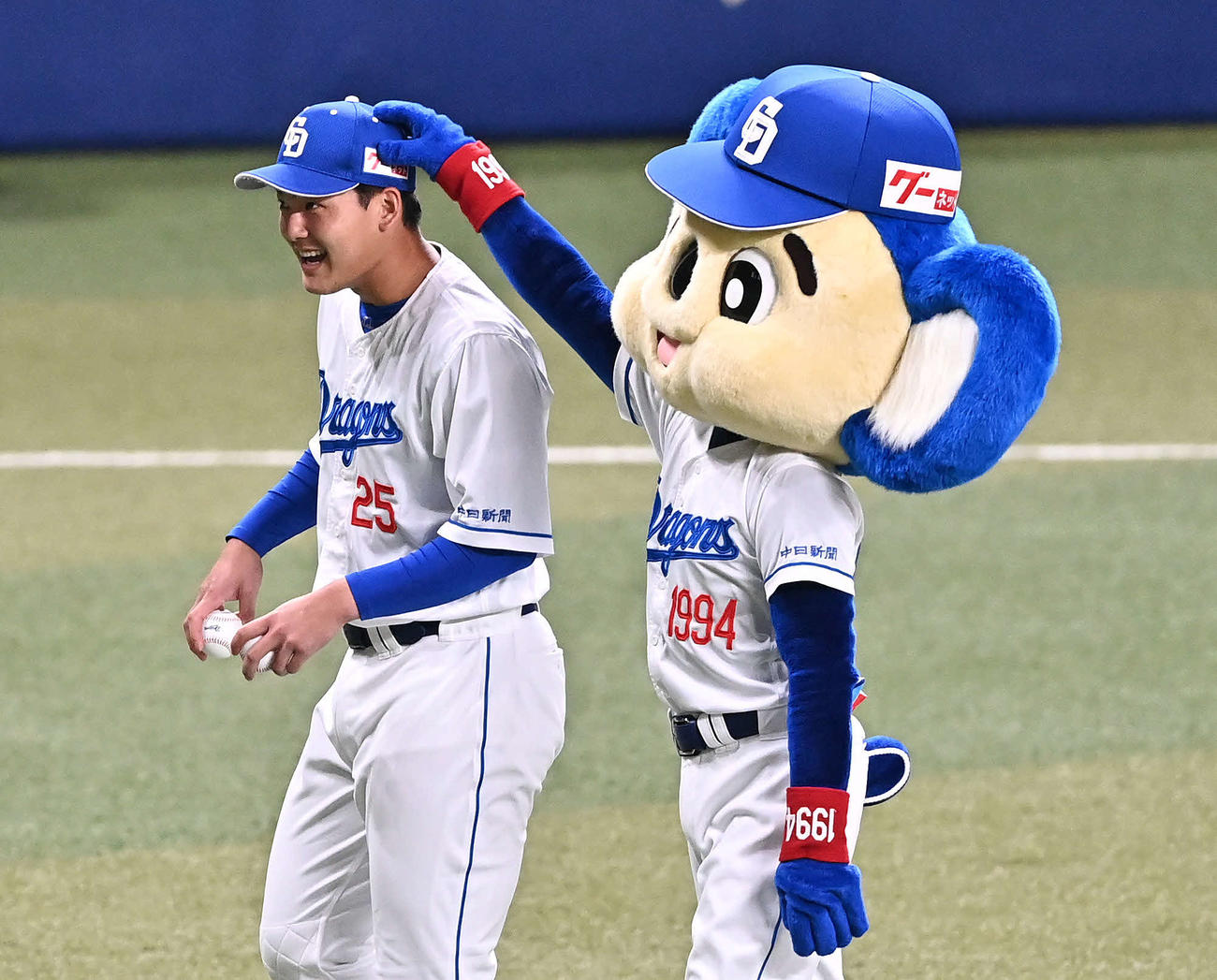 中日対巨人　試合後、ドアラから祝福される中日石川昂（撮影・滝沢徹郎）
