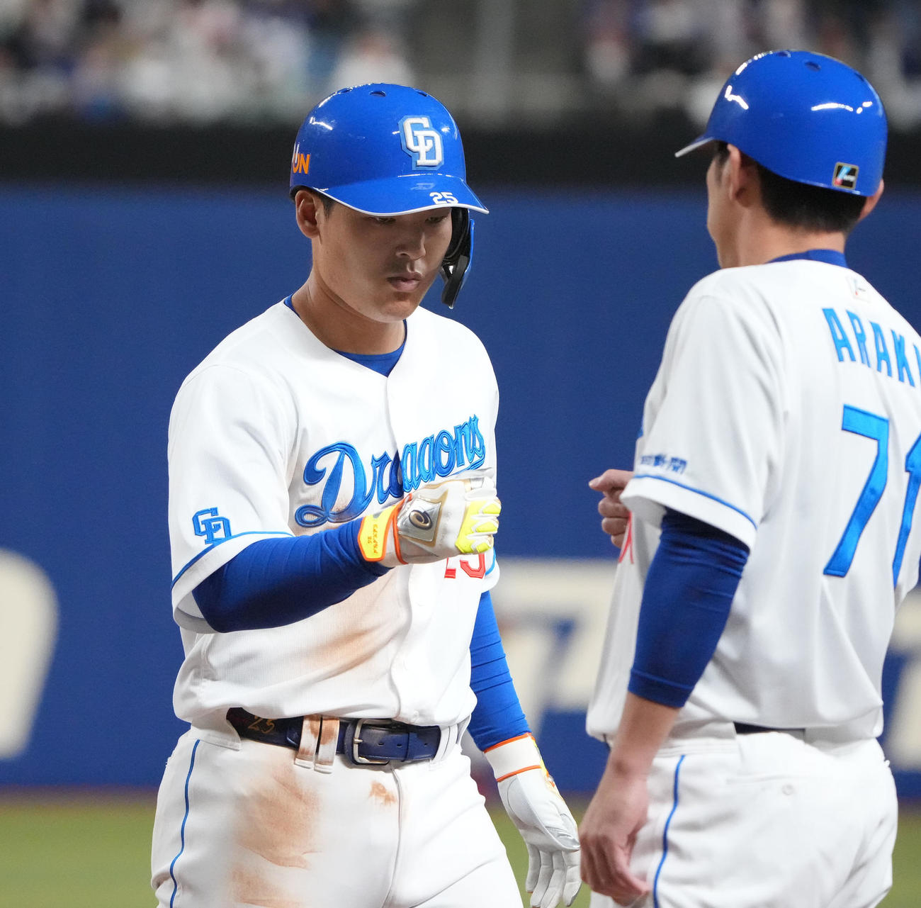 中日対巨人　5回裏中日無死一塁、中前安打を放った石川昂（左）（撮影・森本幸一）