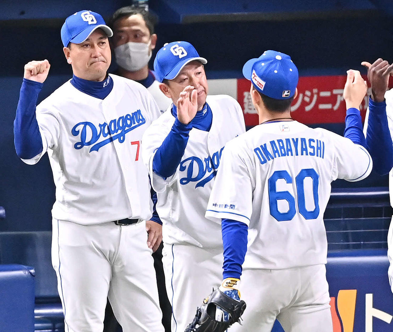 中日対巨人　試合後、中日立浪監督（中央）は岡林（右）を迎える（撮影・滝沢徹郎）