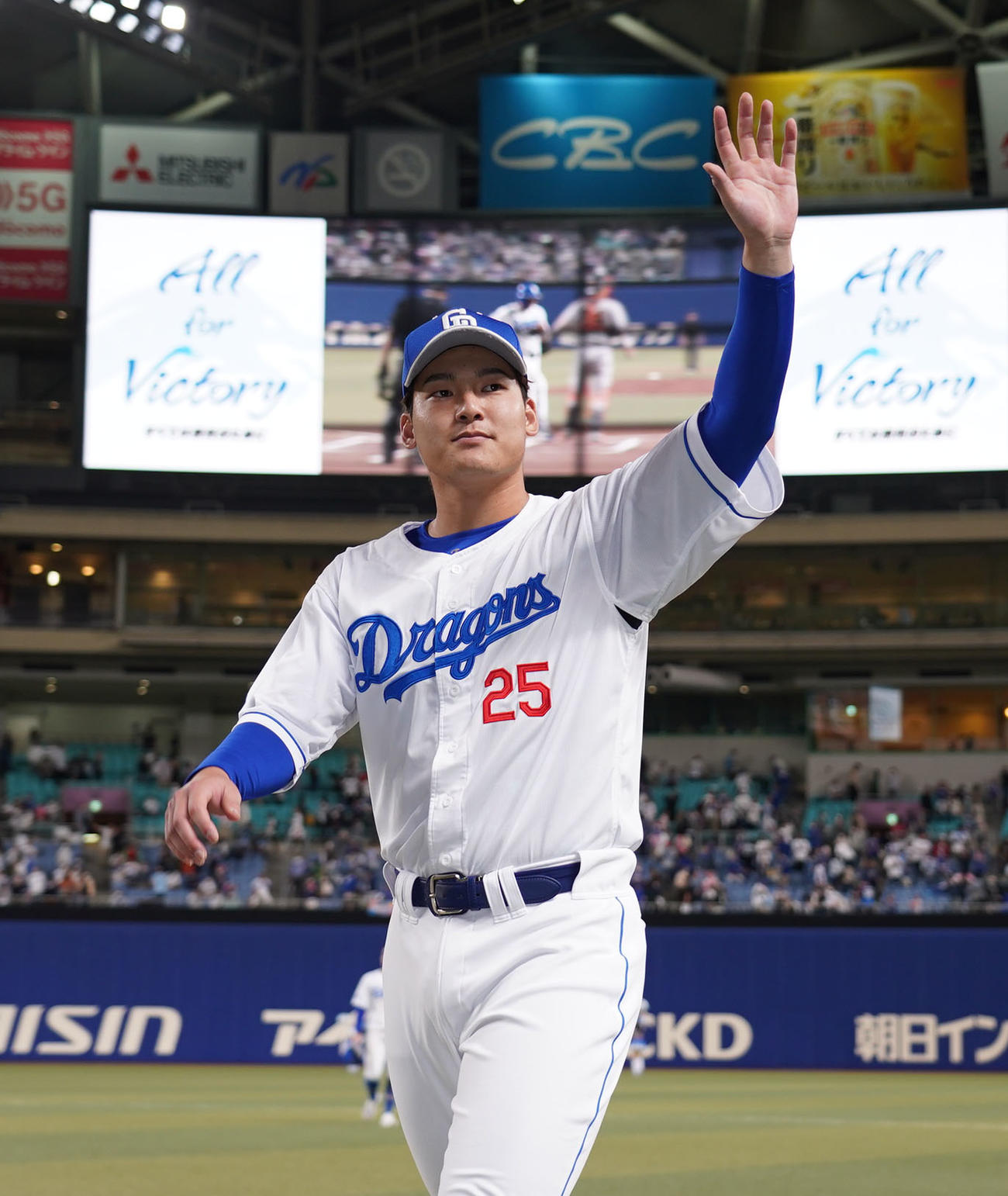 中日対巨人　試合終了、スタンドの観客に手を振る石川昂（撮影・森本幸一）