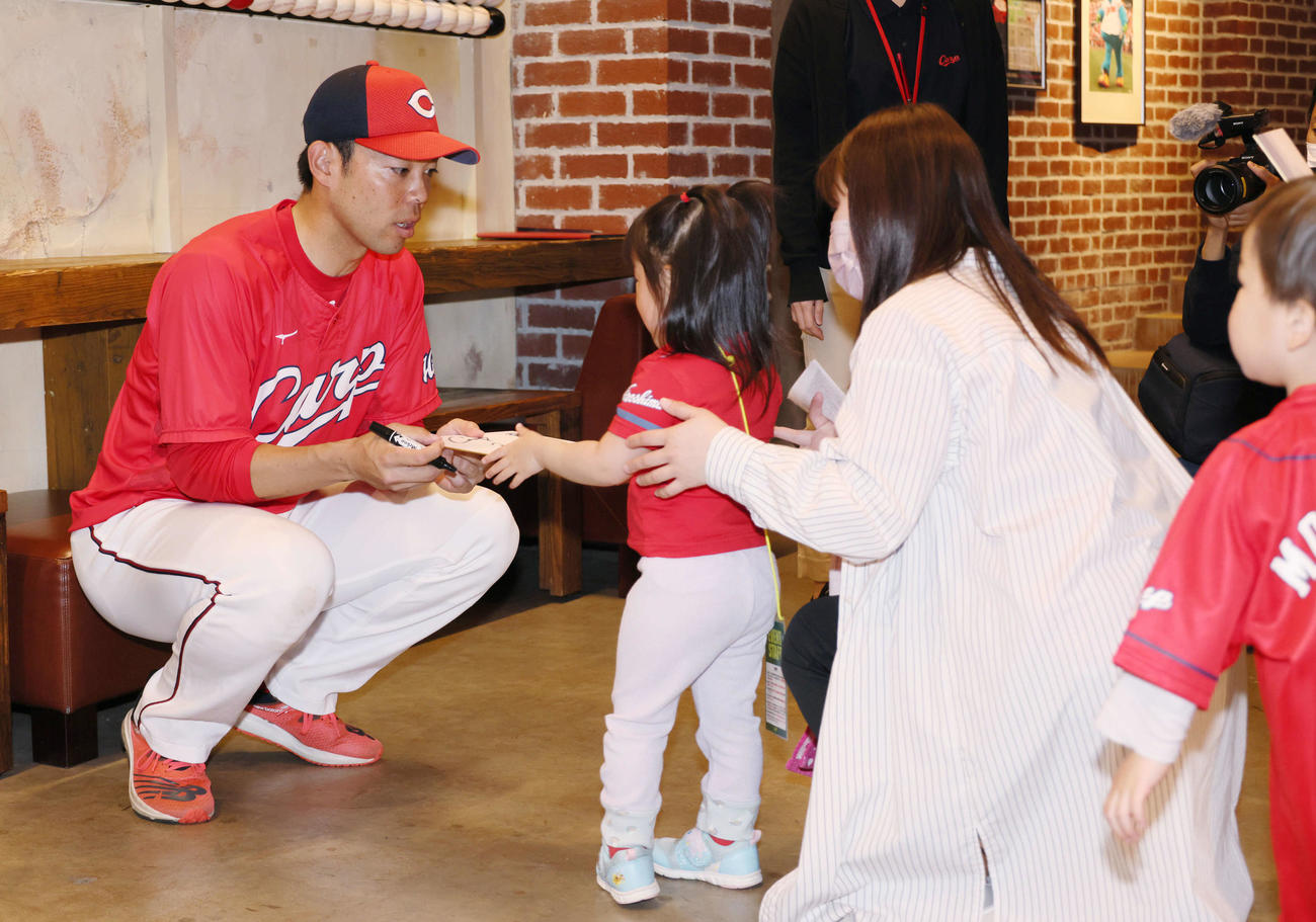 広島対ヤクルト　試合前、招待したひとり親家族らと交流する広島秋山（撮影・加藤孝規）