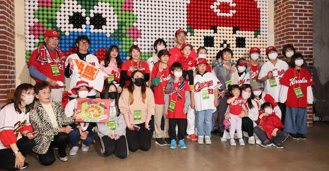 広島対ヤクルト　試合前、招待したひとり親家族らと交流する広島秋山（撮影・加藤孝規）
