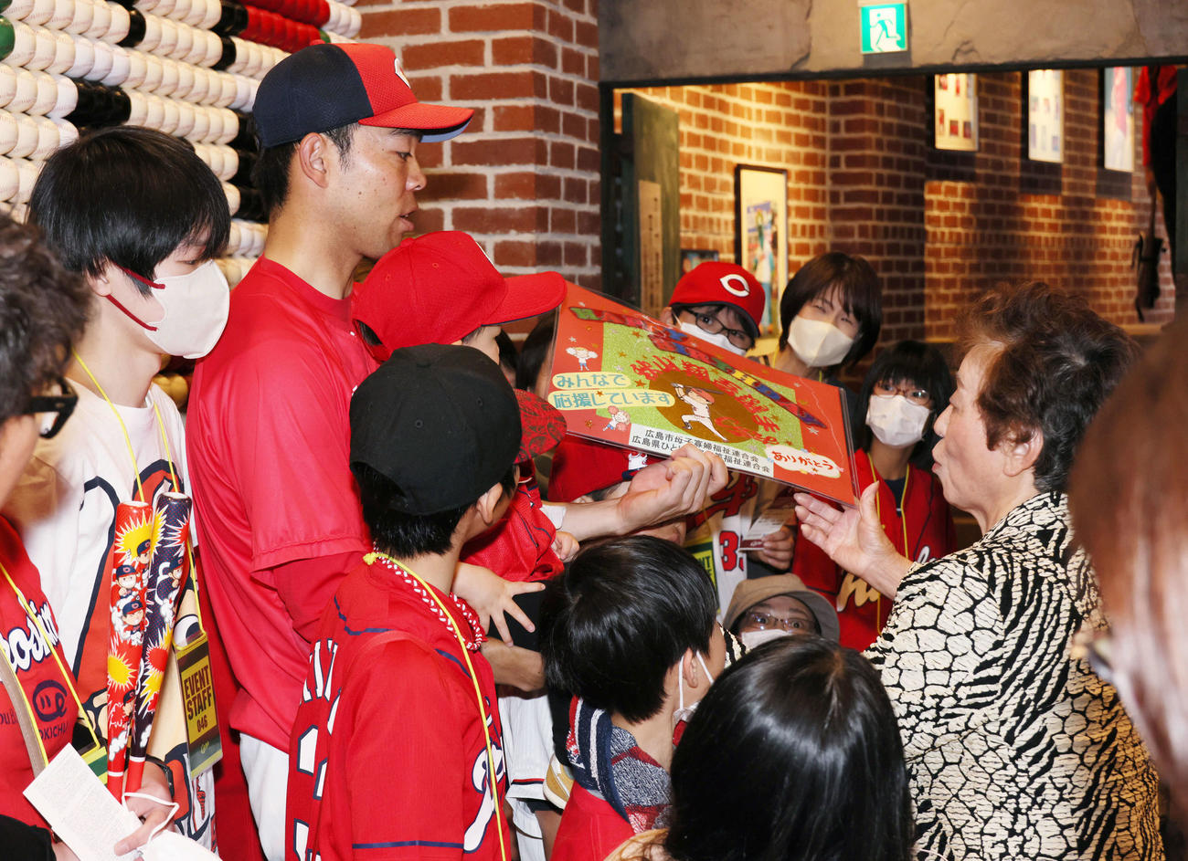 広島対ヤクルト　試合前、招待したひとり親家族らと交流する広島秋山（撮影・加藤孝規）