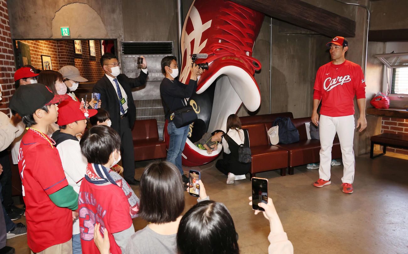 広島対ヤクルト　試合前、招待したひとり親家族らと交流する広島秋山（撮影・加藤孝規）