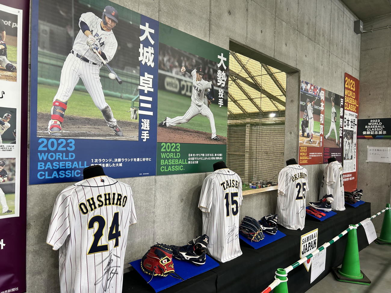 ジャイアンツ球場の室内練習場に展示された巨人のＷＢＣ代表選手のユニホームなど（撮影・上田悠太）
