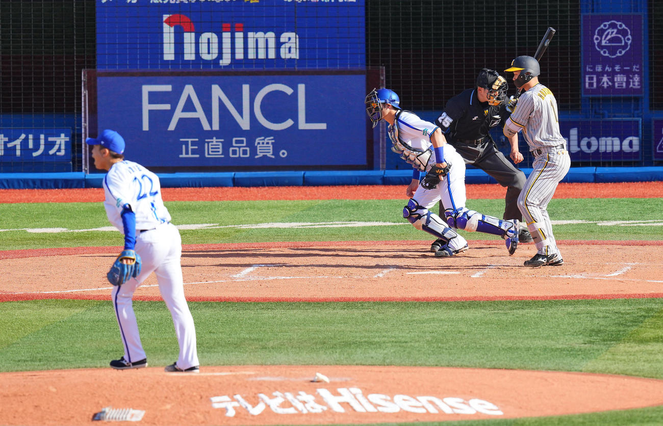 DeNA対阪神　7回表阪神2死二塁、見逃しの三振に倒れる森下。投手入江（撮影・垰建太）