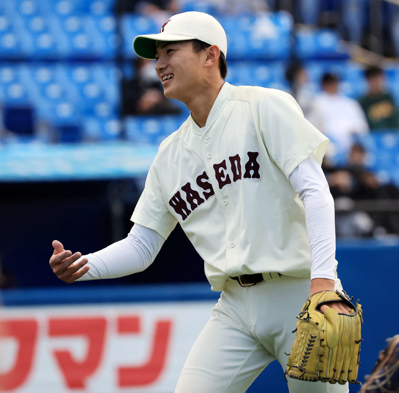 東大対早大　7回表東大の攻撃を抑えた加藤は笑顔でベンチに戻る（撮影・浅見桂子）
