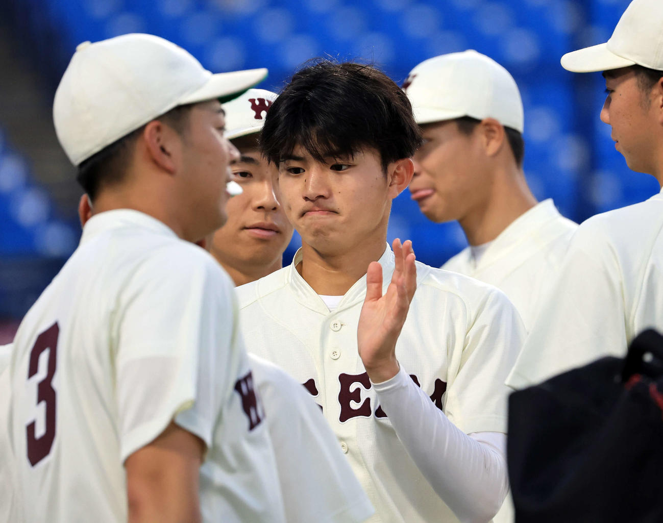 東大対早大　9回表東大の攻撃を抑えて完投勝利を決めた加藤（中央）はナインとハイタッチ（撮影・浅見桂子）