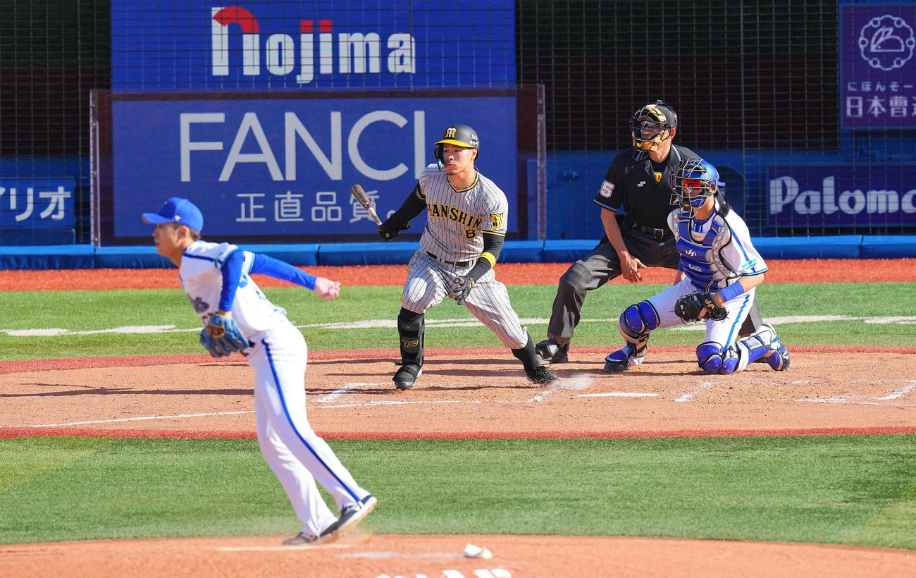 DeNA対阪神　7回表阪神2死、二塁打を放つ佐藤輝。投手入江（撮影・垰建太）