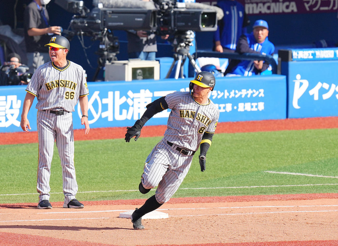 DeNA対阪神　7回表阪神2死、右翼への打球で一気に二塁を狙う佐藤輝（撮影・垰建太）