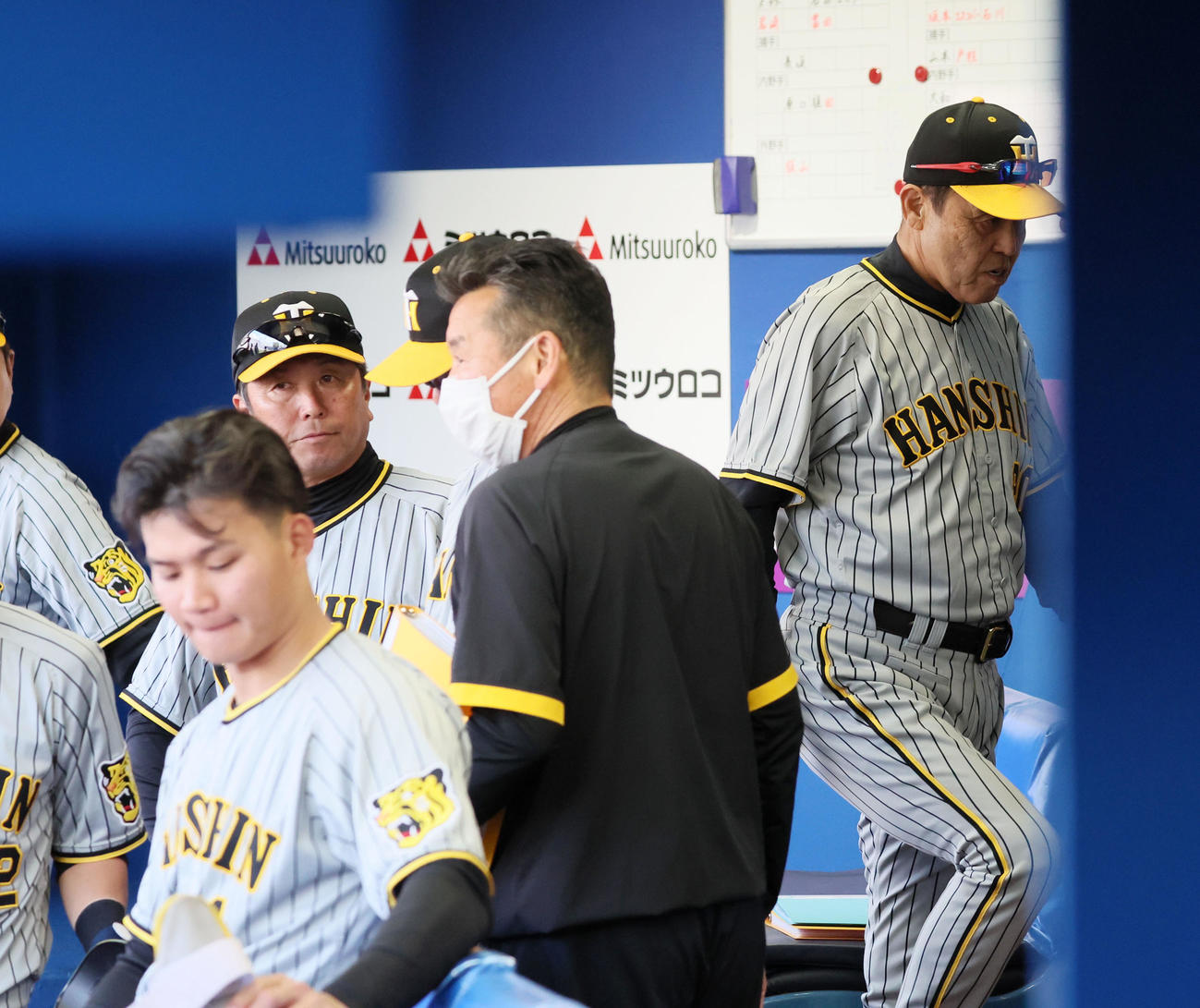 DeNA対阪神　DeNAに敗れベンチから引き揚げる岡田監督。左は森下（撮影・加藤哉）