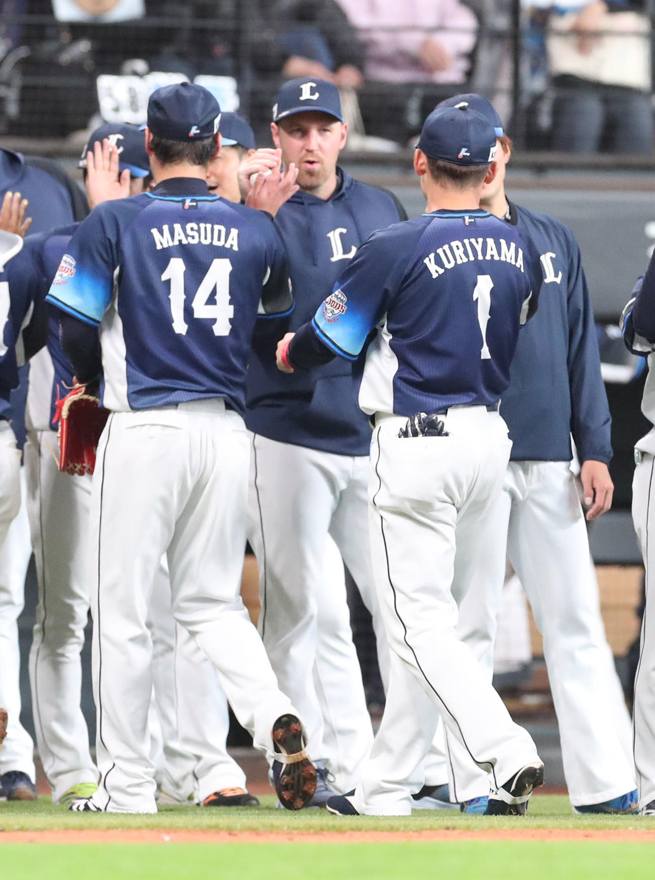 日本ハム対西武　増田からウイニングボールを受け取る西武エンス（撮影・佐藤翔太）