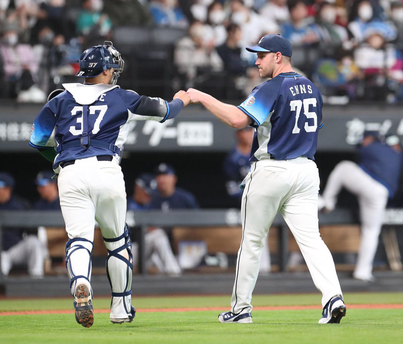 日本ハム対西武　6回裏を無失点に抑えタッチを交わしながらベンチに戻る柘植（左）とエンス（撮影・佐藤翔太）