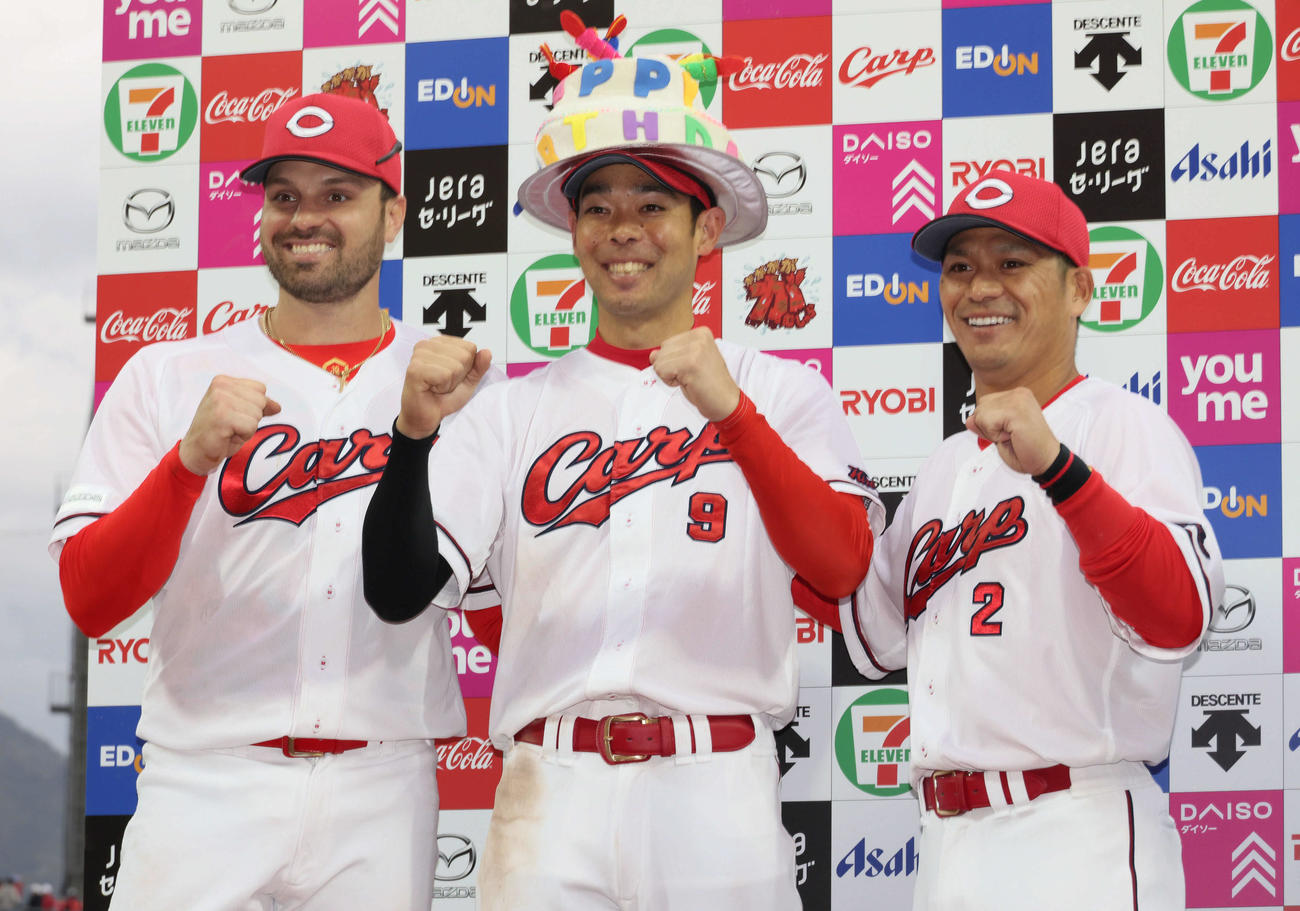 広島対ヤクルト　お立ち台でポーズを決める、左からマクブルーム、秋山、田中（撮影・加藤孝規）