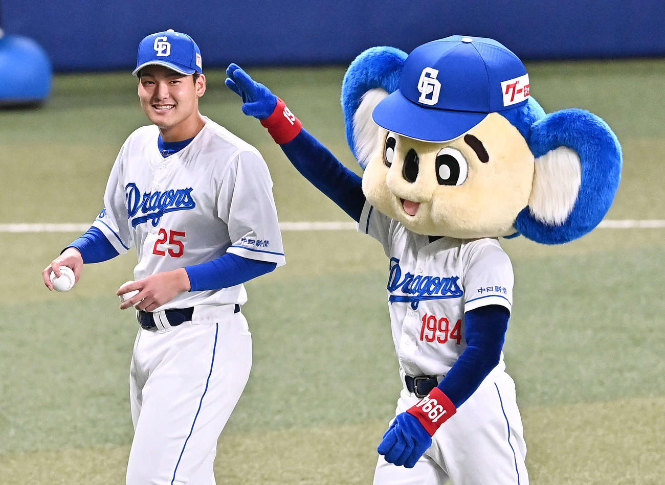 中日対巨人　試合後、ドアラから祝福される中日石川昂（撮影・滝沢徹郎）