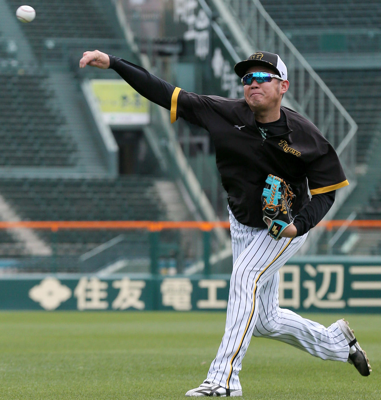 投手指名練習でキャッチボールする阪神西勇（撮影・上山淳一）