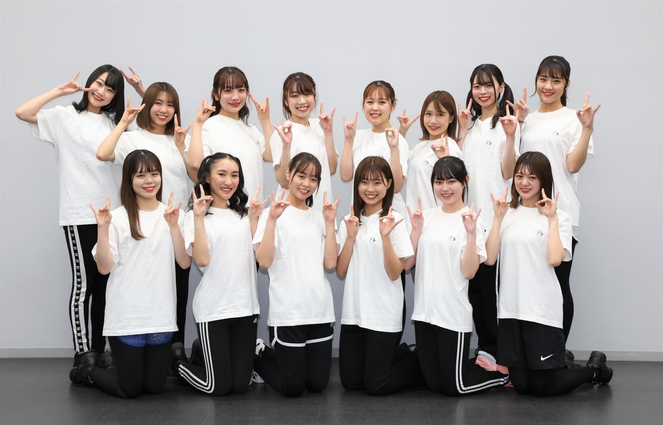 2023年の新ファイターズガールのメンバーたち。前列左から田中杏奈さん、志堅原花音さん、竹市琴美さん、上村優菜さん、橋本莉々花さん、日戸琴音さん、後列左から大野未侑さん、高野実さん、田中心優さん、上山真奈さん、鈴木穂乃花さん、大西真帆さん、塩沢美咲さん、工藤彩音さん（2022年12月撮影）