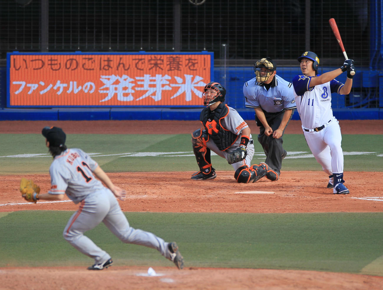 横浜対巨人　8回裏横浜2死満塁、久保から右前に2点適時打を放つ山口俊（2010年7月17日）