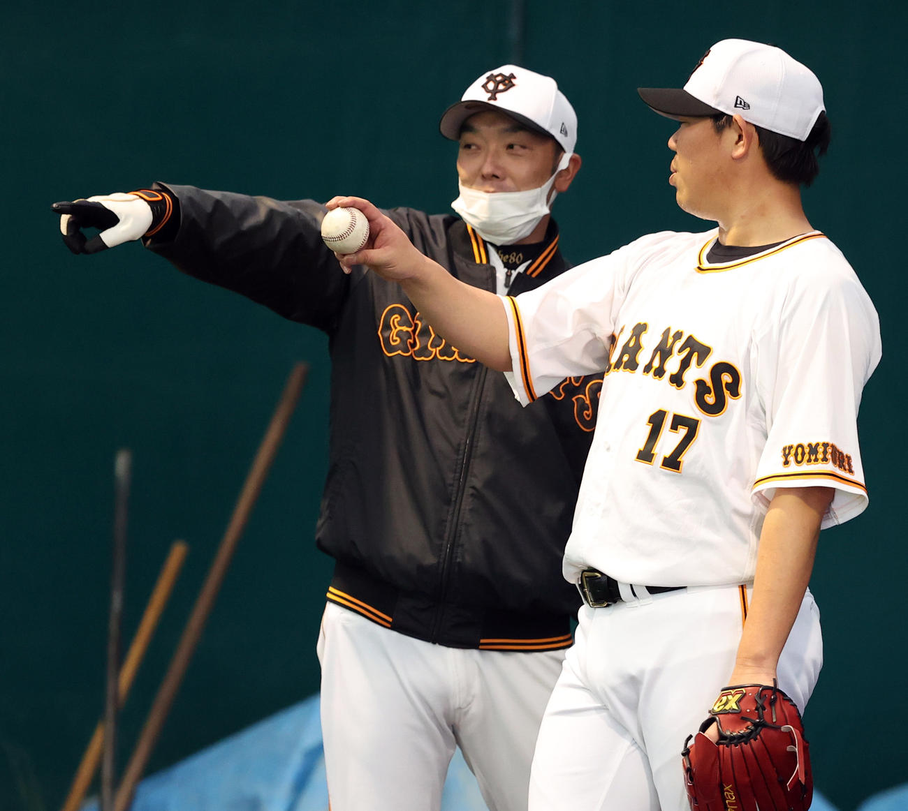 ブルペンで山口（右）にアドバイスする阿部作戦兼ディフェンスチーフコーチ（2022年2月撮影）