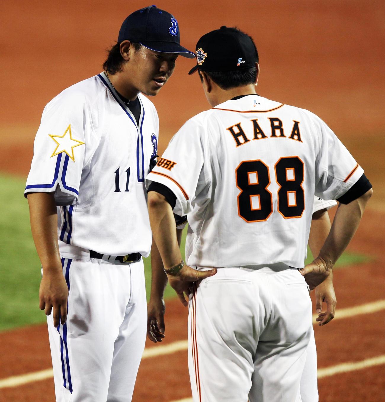 2010年オールスター第2戦　全セ・リーグ対全パ・リーグ　8回、足に打球を受けた山口俊（横浜・投）（左）は原辰徳監督（巨人）に続投を直訴（2010年7月撮影）