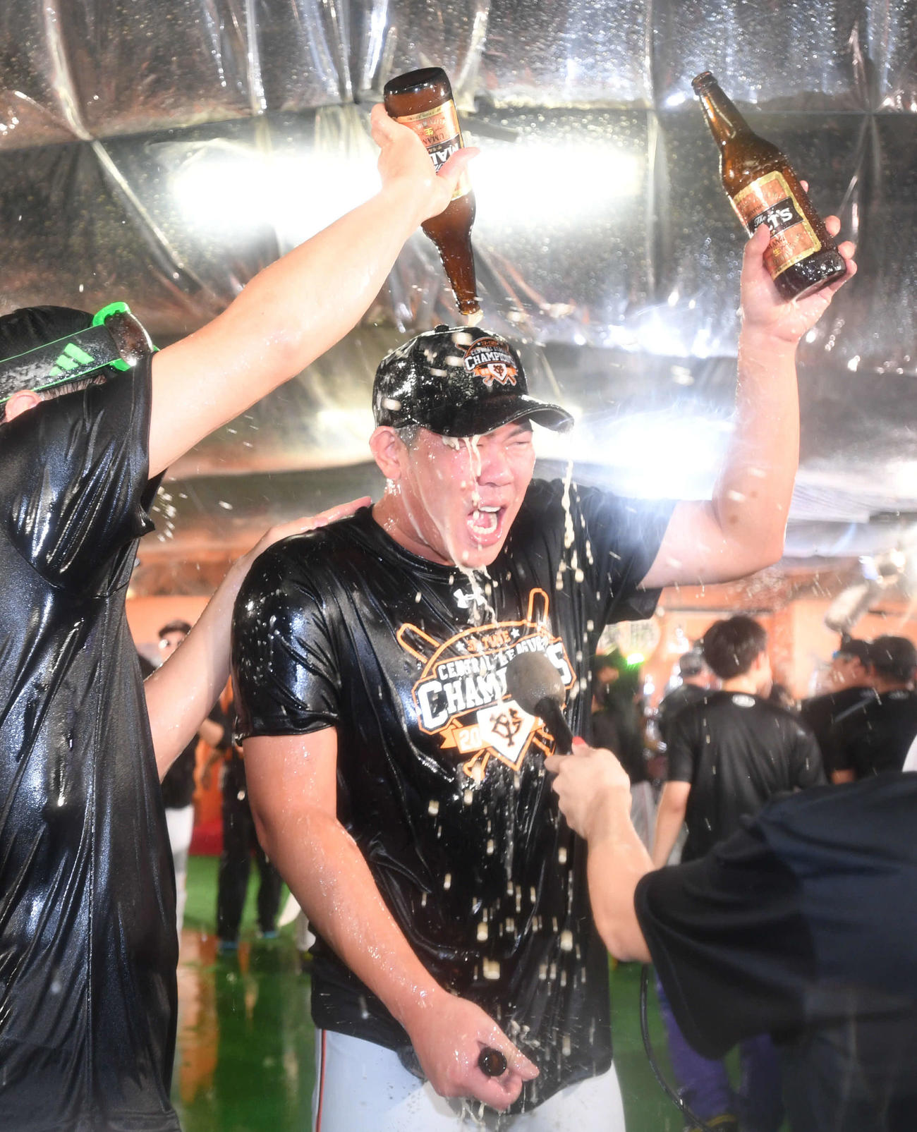巨人の祝勝会でビールを浴びる山口俊（2019年9月撮影）