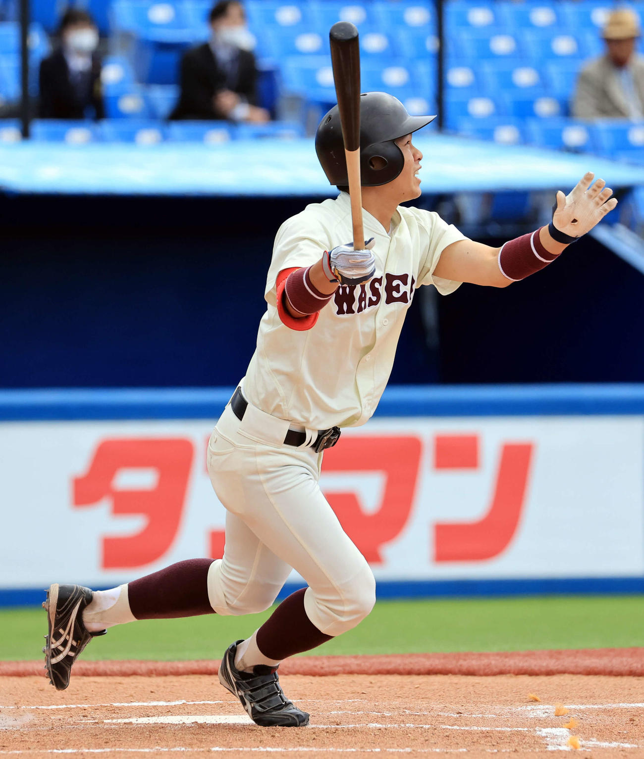 早大対東大　7回表早大1死一、三塁、小沢は右越え2点適時三塁打を放つ（撮影・浅見桂子）