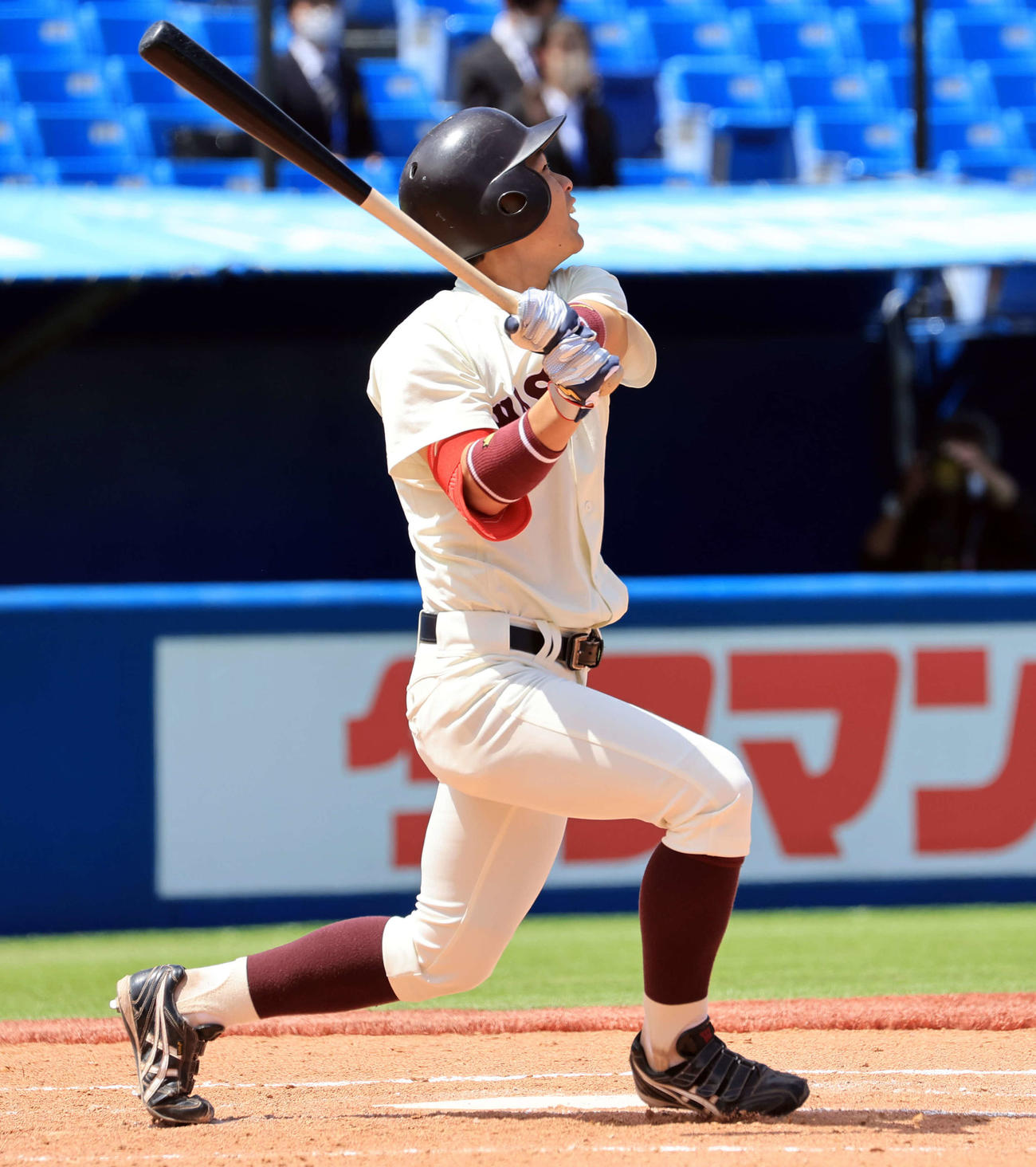早大対東大　5回表早大2死二塁、小沢は遊飛も相手適時失策を誘い同点にする（撮影・浅見桂子）