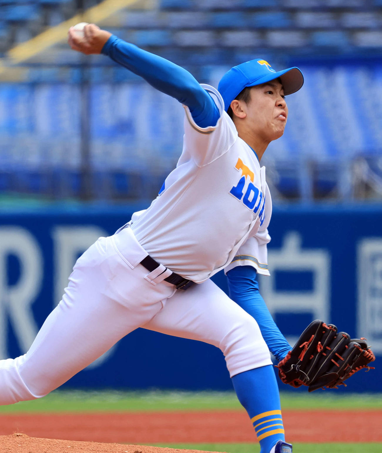 早大対東大　力投する東大先発の松岡（撮影・浅見桂子）
