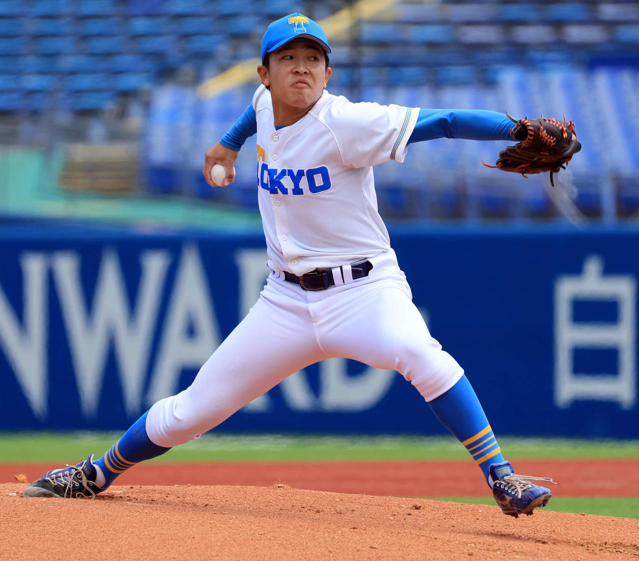 早大対東大　力投する東大先発の松岡（撮影・浅見桂子）