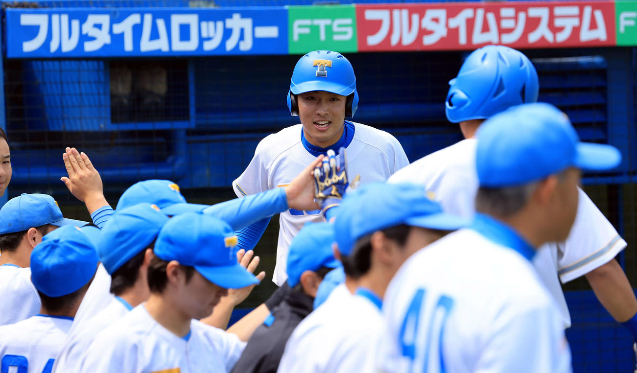 早大対東大　1回裏東大無死三塁、藤田の先制右犠飛で生還した酒井捷（中央）はナインとハイタッチ（撮影・浅見桂子）