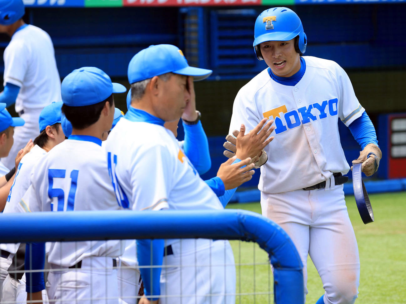 早大対東大　1回裏東大無死三塁、藤田の先制右犠飛で生還した酒井捷（右）はナインとハイタッチ（撮影・浅見桂子）
