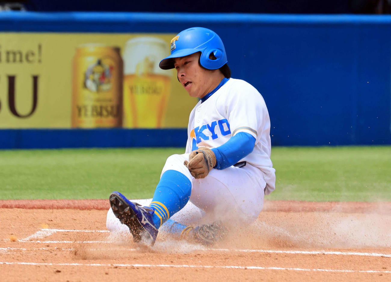 早大対東大　1回裏東大無死三塁、藤田の先制右犠飛で生還する酒井捷（撮影・浅見桂子）