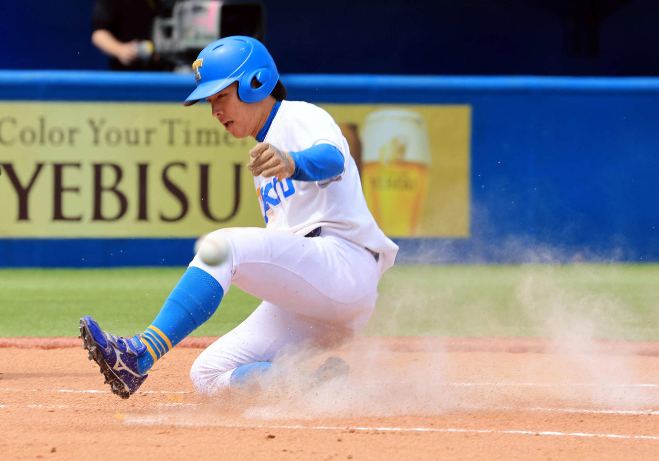 早大対東大　1回裏東大無死三塁、藤田の先制右犠飛で生還する酒井捷（撮影・浅見桂子）