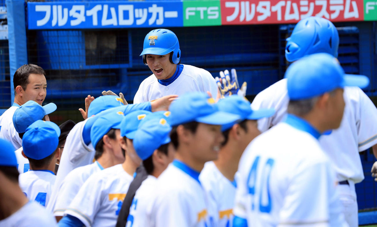 早大対東大　1回裏東大無死三塁、藤田の先制右犠飛で生還した酒井捷（中央）はナインとハイタッチ（撮影・浅見桂子）