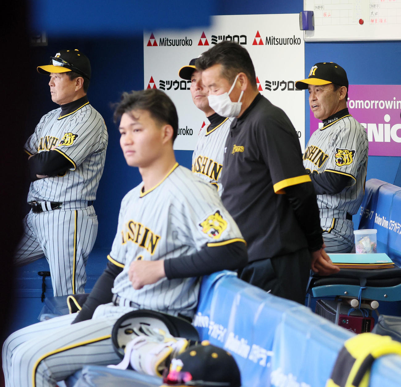 16日、DeNAに敗れベンチから引き揚げる岡田彰布監督。左は森下翔太