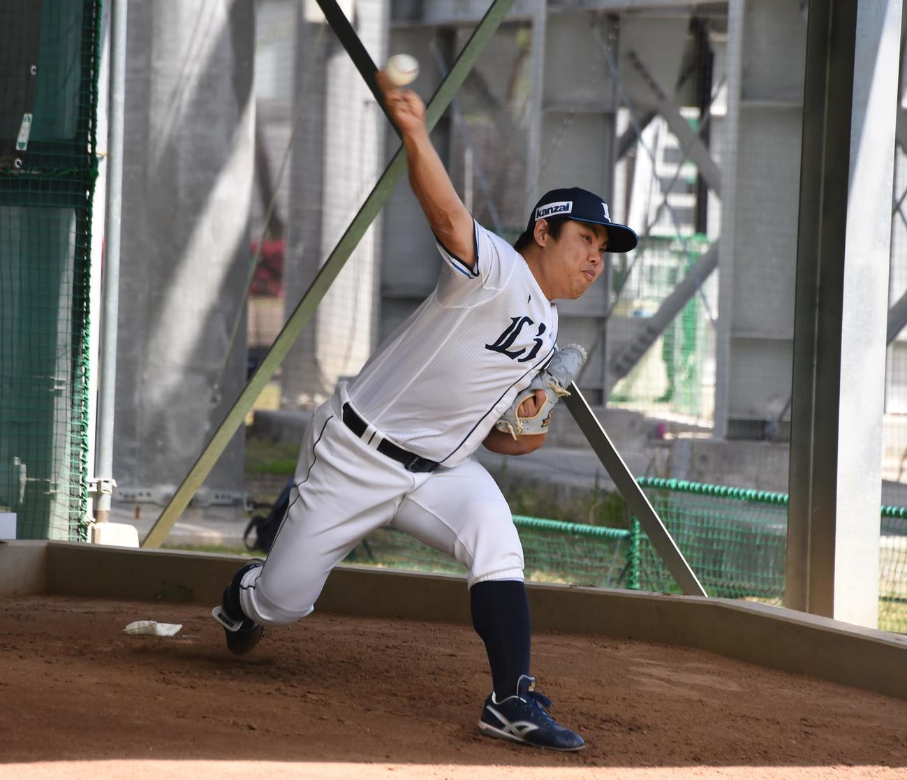 ブルペンで投げ込む西武平良（撮影・鈴木正章）