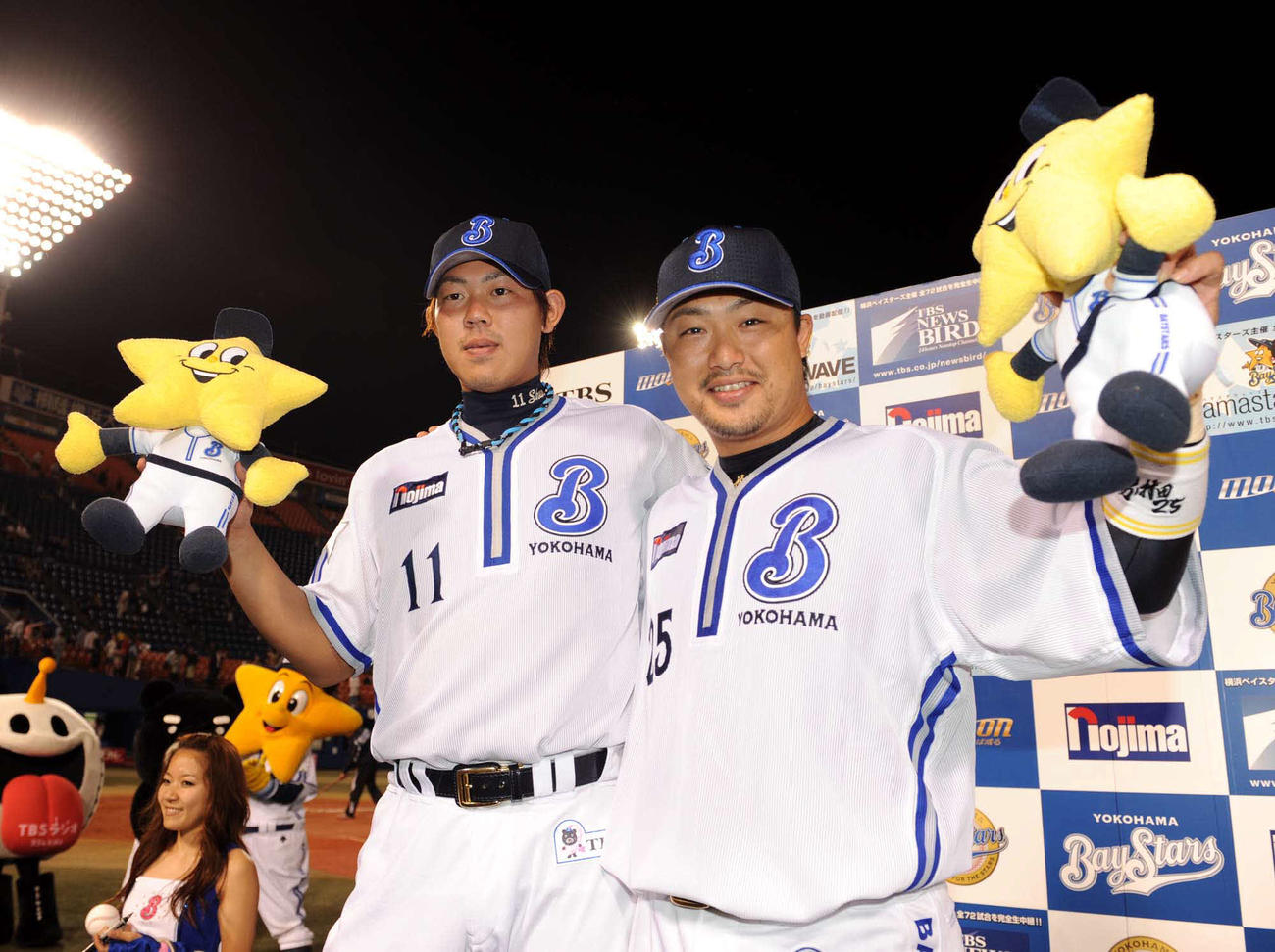 サヨナラ死球の村田修一と勝利投手となった山口俊は、お立ち台でポーズを決める（09年5月13日）