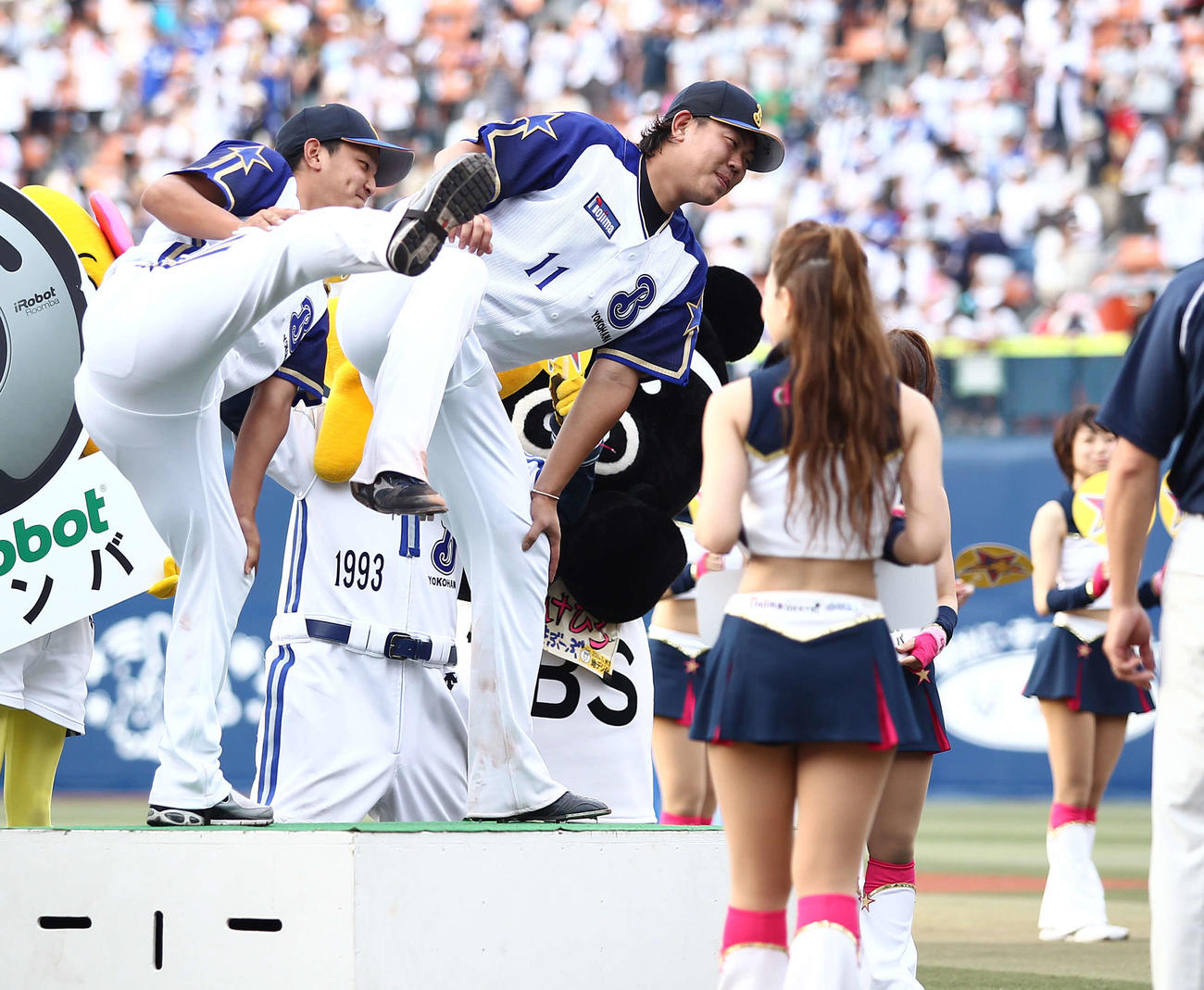 横浜対巨人　決勝タイムリーの横浜山口俊は藤江均（左）と一緒にお立ち台で四股を踏む（10年7月17日）