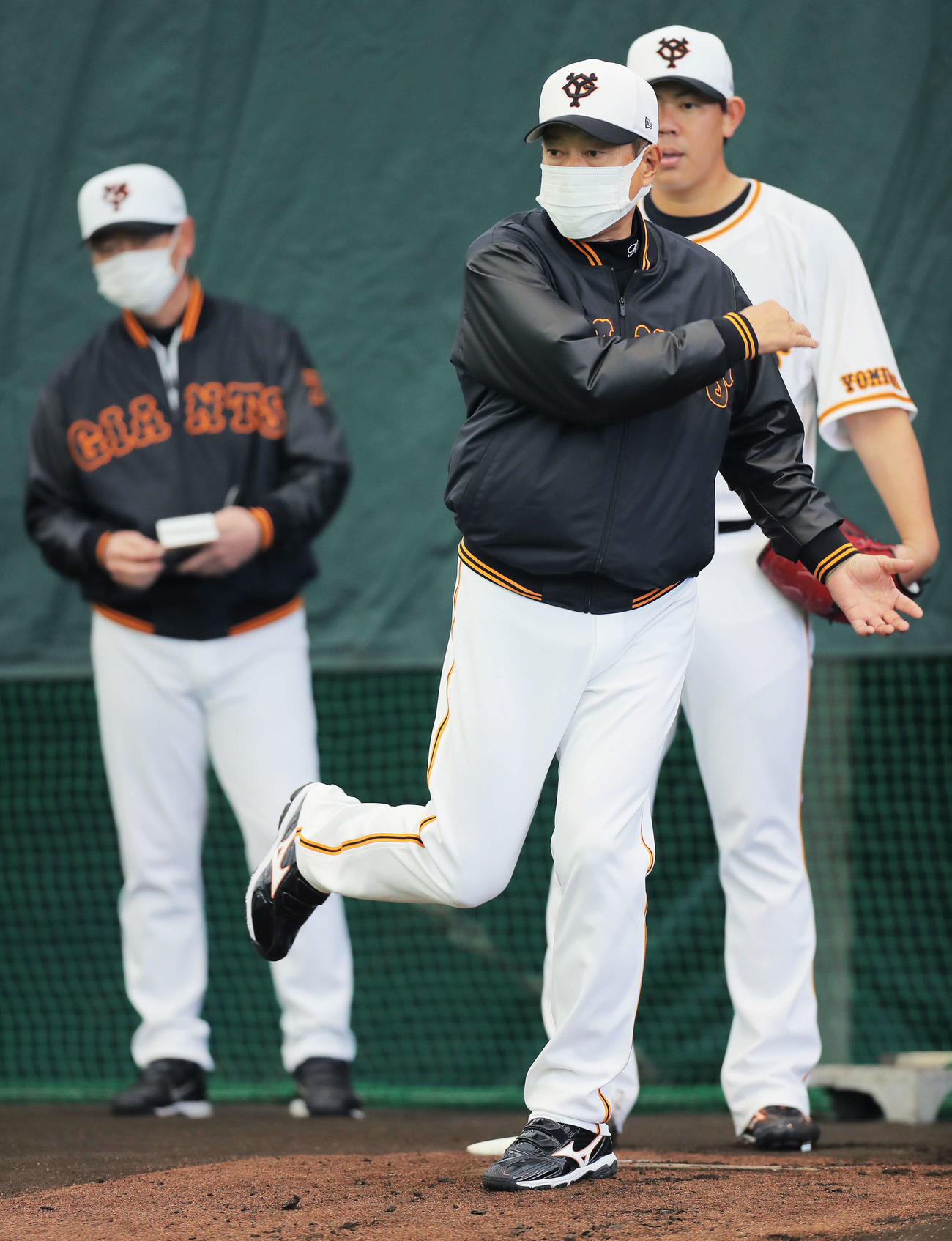 ブルペンで巨人山口（後方右）にアドバイスする原監督（2022年2月撮影）