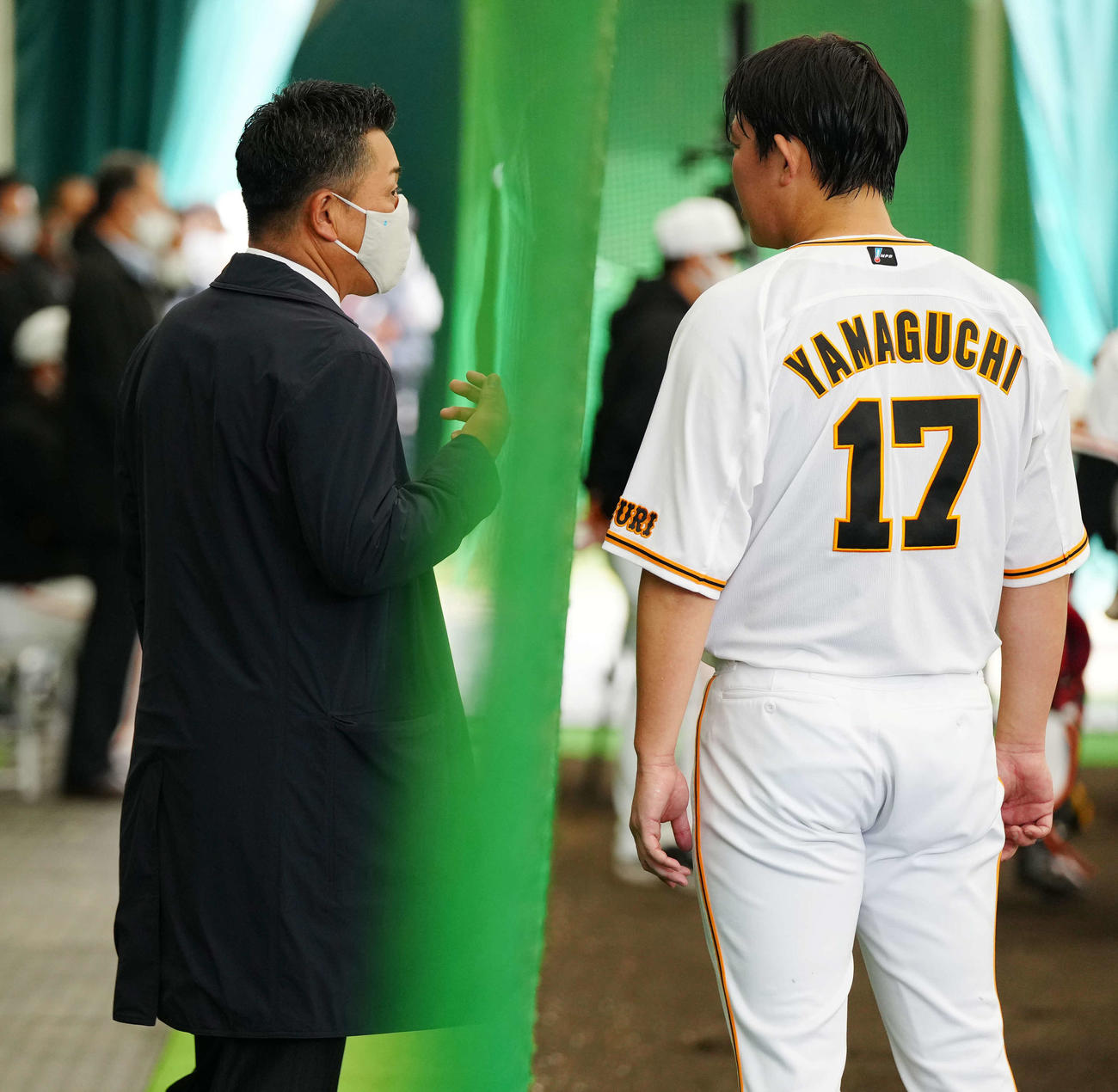ブルペンで巨人山口（右）と話す谷繁氏（2022年2月撮影）