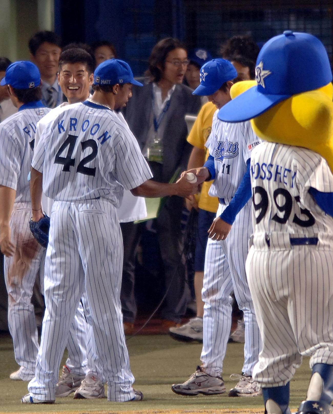 プロ初勝利を挙げた山口俊（右から2人目）は最後を締めたマーク・クルーンからウイニングボールを受け取る（2006年6月29日撮影）