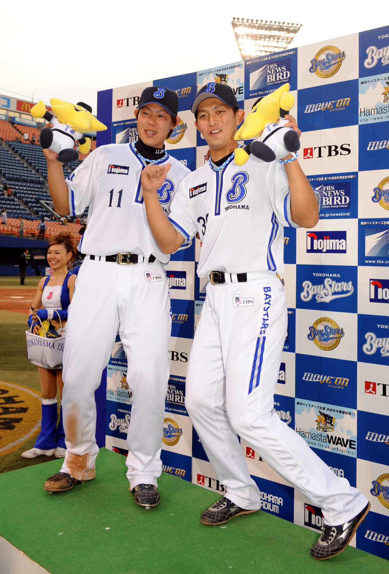 試合後お立ち台で「ポコヒコ」ポーズを見せる横浜内藤雄太（右）と山口俊（09年4月12日）